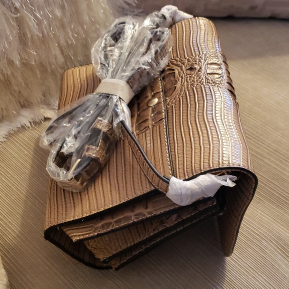 Croc Embossed Sunset Crossbody Bag - Picture 13 of 16